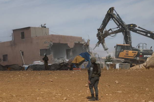 Israeli Army Demolishes Palestinian Building South of Hebron Israeli army vehicles demolish a Palestinian building in the village of al-Deirat near Yatta, south of Hebron, in the West Bank, on October 5, 2026, as Israeli forces deploy around the site and Palestinians watch the demolition. Photo by Mamoun Wazwaz apaimages Hebron West Bank Palestinian Territory 051026_Hebron_MW_00(19) Copyright: xapaimagesxMamounxWazwazx xapaimagesx