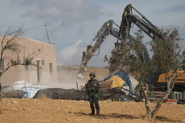 Israeli Army Demolishes Palestinian Building South of Hebron Israeli army vehicles demolish a Palestinian building in the village of al-Deirat near Yatta, south of Hebron, in the West Bank, on October 5, 2026, as Israeli forces deploy around the site and Palestinians watch the demolition. Photo by Mamoun Wazwaz apaimages Hebron West Bank Palestinian Territory 051026_Hebron_MW_00(12) Copyright: xapaimagesxMamounxWazwazx xapaimagesx