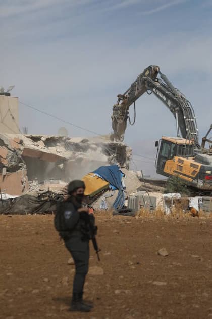 Israeli Army Demolishes Palestinian Building South of Hebron Israeli army vehicles demolish a Palestinian building in the village of al-Deirat near Yatta, south of Hebron, in the West Bank, on October 5, 2026, as Israeli forces deploy around the site and Palestinians watch the demolition. Photo by Mamoun Wazwaz apaimages Hebron West Bank Palestinian Territory 051026_Hebron_MW_00(20) Copyright: xapaimagesxMamounxWazwazx xapaimagesx