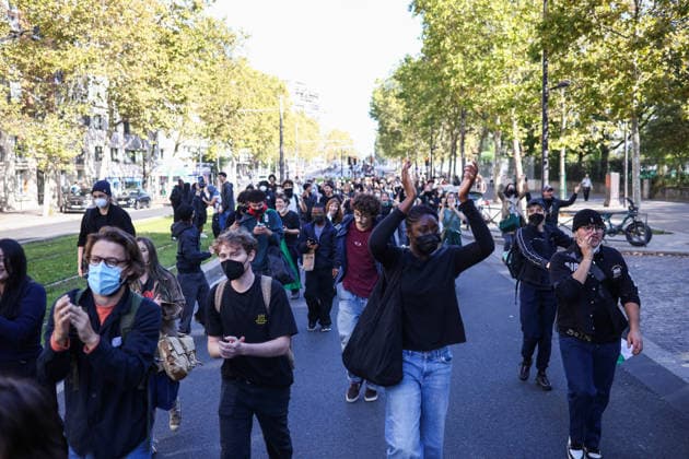 Clashes With Police During Student Protest - Paris Clashes between protesters and police during the student demonstration between the Lycee Paul Valéry and the Lycée Elisa Lemonnier in the 12th arrondissement of Paris, France on October 5, 2026. Students continue their protest to demand the hiring of substitute teachers, increased resources, and decent learning conditions. Photo by Raphael Lafargue ABACAPRESS.COM Paris France  Copyright: xLafarguexRaphael ABACAx