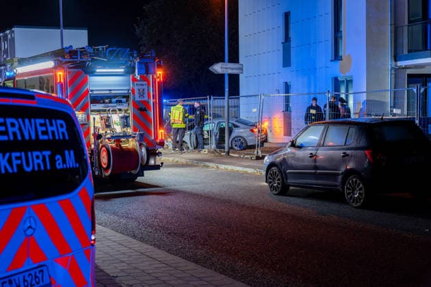 Verfolgungsjagd endet mit Unfall Audi A3 und Streifenwagen schwer beschädigt mehrere Verletzte in Frankfurt In der Nacht zum Montag, 05.10.2026, gegen 02:30 Uhr, kam es in Frankfurt am Main, Stadtteil Bergen-Enkheim, zu einer Flucht vor der Polizei mit anschließender Kollision. Ein 17-Jähriger ignorierte Anhaltesignale auf der Borsigallee und flüchtete über An der Leuchte in die Barbarossastraße , wo er mit einem Funkstreifenwagen kollidierte. Vier Personen wurden leicht verletzt, an beiden Fahrzeugen entstand Totalschaden. Die Polizei ermittelt wegen Gefährdung des Straßenverkehrs, unerlaubtem Entfernen vom Unfallort und Fahren ohne Fahrerlaubnis. Frankfurt am Main Bergen-Enkheimm Hessen Deutschland