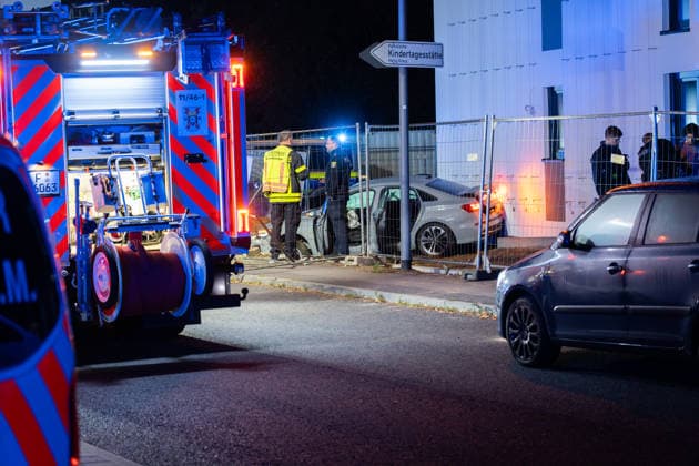 Verfolgungsjagd endet mit Unfall Audi A3 und Streifenwagen schwer beschädigt mehrere Verletzte in Frankfurt In der Nacht zum Montag, 05.10.2026, gegen 02:30 Uhr, kam es in Frankfurt am Main, Stadtteil Bergen-Enkheim, zu einer Flucht vor der Polizei mit anschließender Kollision. Ein 17-Jähriger ignorierte Anhaltesignale auf der Borsigallee und flüchtete über An der Leuchte in die Barbarossastraße , wo er mit einem Funkstreifenwagen kollidierte. Vier Personen wurden leicht verletzt, an beiden Fahrzeugen entstand Totalschaden. Die Polizei ermittelt wegen Gefährdung des Straßenverkehrs, unerlaubtem Entfernen vom Unfallort und Fahren ohne Fahrerlaubnis. Frankfurt am Main Bergen-Enkheimm Hessen Deutschland
