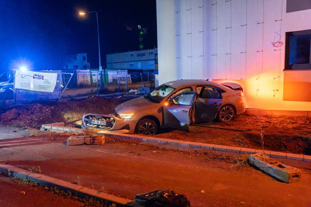 Verfolgungsjagd endet mit Unfall Audi A3 und Streifenwagen schwer beschädigt mehrere Verletzte in Frankfurt In der Nacht zum Montag, 05.10.2026, gegen 02:30 Uhr, kam es in Frankfurt am Main, Stadtteil Bergen-Enkheim, zu einer Flucht vor der Polizei mit anschließender Kollision. Ein 17-Jähriger ignorierte Anhaltesignale auf der Borsigallee und flüchtete über An der Leuchte in die Barbarossastraße , wo er mit einem Funkstreifenwagen kollidierte. Vier Personen wurden leicht verletzt, an beiden Fahrzeugen entstand Totalschaden. Die Polizei ermittelt wegen Gefährdung des Straßenverkehrs, unerlaubtem Entfernen vom Unfallort und Fahren ohne Fahrerlaubnis. Frankfurt am Main Bergen-Enkheimm Hessen Deutschland