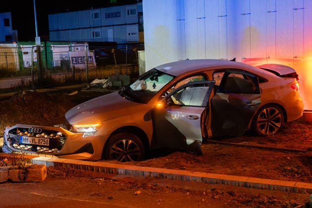 Verfolgungsjagd endet mit Unfall Audi A3 und Streifenwagen schwer beschädigt mehrere Verletzte in Frankfurt In der Nacht zum Montag, 05.10.2026, gegen 02:30 Uhr, kam es in Frankfurt am Main, Stadtteil Bergen-Enkheim, zu einer Flucht vor der Polizei mit anschließender Kollision. Ein 17-Jähriger ignorierte Anhaltesignale auf der Borsigallee und flüchtete über An der Leuchte in die Barbarossastraße , wo er mit einem Funkstreifenwagen kollidierte. Vier Personen wurden leicht verletzt, an beiden Fahrzeugen entstand Totalschaden. Die Polizei ermittelt wegen Gefährdung des Straßenverkehrs, unerlaubtem Entfernen vom Unfallort und Fahren ohne Fahrerlaubnis. Frankfurt am Main Bergen-Enkheimm Hessen Deutschland