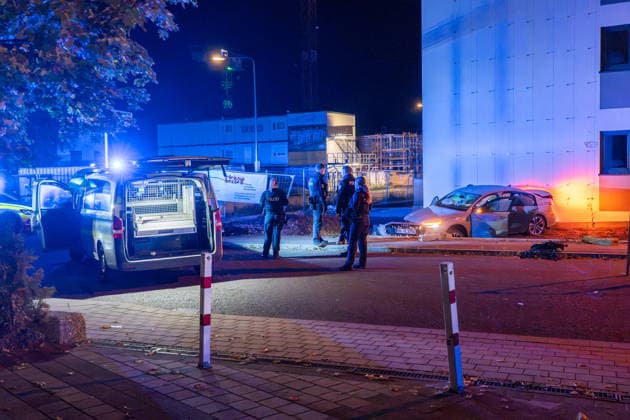 Verfolgungsjagd endet mit Unfall Audi A3 und Streifenwagen schwer beschädigt mehrere Verletzte in Frankfurt In der Nacht zum Montag, 05.10.2026, gegen 02:30 Uhr, kam es in Frankfurt am Main, Stadtteil Bergen-Enkheim, zu einer Flucht vor der Polizei mit anschließender Kollision. Ein 17-Jähriger ignorierte Anhaltesignale auf der Borsigallee und flüchtete über An der Leuchte in die Barbarossastraße , wo er mit einem Funkstreifenwagen kollidierte. Vier Personen wurden leicht verletzt, an beiden Fahrzeugen entstand Totalschaden. Die Polizei ermittelt wegen Gefährdung des Straßenverkehrs, unerlaubtem Entfernen vom Unfallort und Fahren ohne Fahrerlaubnis. Frankfurt am Main Bergen-Enkheimm Hessen Deutschland