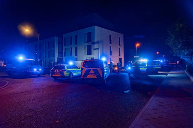 Verfolgungsjagd endet mit Unfall Audi A3 und Streifenwagen schwer beschädigt mehrere Verletzte in Frankfurt In der Nacht zum Montag, 05.10.2026, gegen 02:30 Uhr, kam es in Frankfurt am Main, Stadtteil Bergen-Enkheim, zu einer Flucht vor der Polizei mit anschließender Kollision. Ein 17-Jähriger ignorierte Anhaltesignale auf der Borsigallee und flüchtete über An der Leuchte in die Barbarossastraße , wo er mit einem Funkstreifenwagen kollidierte. Vier Personen wurden leicht verletzt, an beiden Fahrzeugen entstand Totalschaden. Die Polizei ermittelt wegen Gefährdung des Straßenverkehrs, unerlaubtem Entfernen vom Unfallort und Fahren ohne Fahrerlaubnis. Frankfurt am Main Bergen-Enkheimm Hessen Deutschland