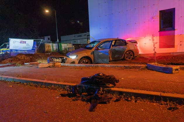 Verfolgungsjagd endet mit Unfall Audi A3 und Streifenwagen schwer beschädigt mehrere Verletzte in Frankfurt In der Nacht zum Montag, 05.10.2026, gegen 02:30 Uhr, kam es in Frankfurt am Main, Stadtteil Bergen-Enkheim, zu einer Flucht vor der Polizei mit anschließender Kollision. Ein 17-Jähriger ignorierte Anhaltesignale auf der Borsigallee und flüchtete über An der Leuchte in die Barbarossastraße , wo er mit einem Funkstreifenwagen kollidierte. Vier Personen wurden leicht verletzt, an beiden Fahrzeugen entstand Totalschaden. Die Polizei ermittelt wegen Gefährdung des Straßenverkehrs, unerlaubtem Entfernen vom Unfallort und Fahren ohne Fahrerlaubnis. Frankfurt am Main Bergen-Enkheimm Hessen Deutschland