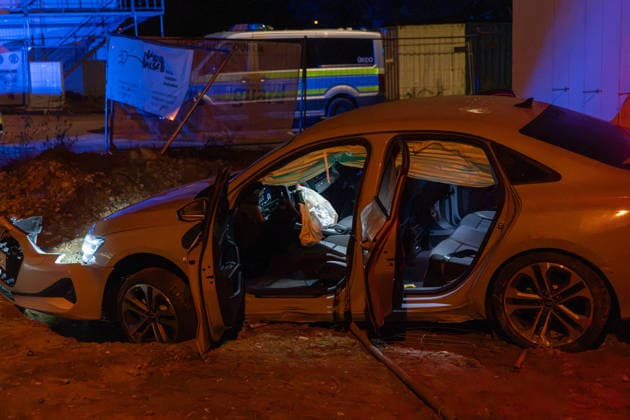 Verfolgungsjagd endet mit Unfall Audi A3 und Streifenwagen schwer beschädigt mehrere Verletzte in Frankfurt In der Nacht zum Montag, 05.10.2026, gegen 02:30 Uhr, kam es in Frankfurt am Main, Stadtteil Bergen-Enkheim, zu einer Flucht vor der Polizei mit anschließender Kollision. Ein 17-Jähriger ignorierte Anhaltesignale auf der Borsigallee und flüchtete über An der Leuchte in die Barbarossastraße , wo er mit einem Funkstreifenwagen kollidierte. Vier Personen wurden leicht verletzt, an beiden Fahrzeugen entstand Totalschaden. Die Polizei ermittelt wegen Gefährdung des Straßenverkehrs, unerlaubtem Entfernen vom Unfallort und Fahren ohne Fahrerlaubnis. Frankfurt am Main Bergen-Enkheimm Hessen Deutschland