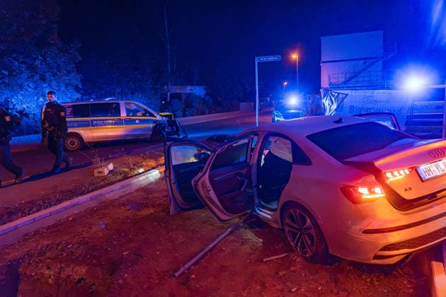 Verfolgungsjagd endet mit Unfall Audi A3 und Streifenwagen schwer beschädigt mehrere Verletzte in Frankfurt In der Nacht zum Montag, 05.10.2026, gegen 02:30 Uhr, kam es in Frankfurt am Main, Stadtteil Bergen-Enkheim, zu einer Flucht vor der Polizei mit anschließender Kollision. Ein 17-Jähriger ignorierte Anhaltesignale auf der Borsigallee und flüchtete über An der Leuchte in die Barbarossastraße , wo er mit einem Funkstreifenwagen kollidierte. Vier Personen wurden leicht verletzt, an beiden Fahrzeugen entstand Totalschaden. Die Polizei ermittelt wegen Gefährdung des Straßenverkehrs, unerlaubtem Entfernen vom Unfallort und Fahren ohne Fahrerlaubnis. Frankfurt am Main Bergen-Enkheimm Hessen Deutschland