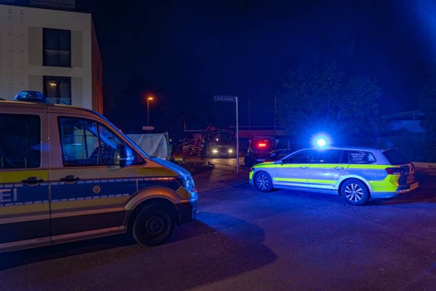 Verfolgungsjagd endet mit Unfall Audi A3 und Streifenwagen schwer beschädigt mehrere Verletzte in Frankfurt In der Nacht zum Montag, 05.10.2026, gegen 02:30 Uhr, kam es in Frankfurt am Main, Stadtteil Bergen-Enkheim, zu einer Flucht vor der Polizei mit anschließender Kollision. Ein 17-Jähriger ignorierte Anhaltesignale auf der Borsigallee und flüchtete über An der Leuchte in die Barbarossastraße , wo er mit einem Funkstreifenwagen kollidierte. Vier Personen wurden leicht verletzt, an beiden Fahrzeugen entstand Totalschaden. Die Polizei ermittelt wegen Gefährdung des Straßenverkehrs, unerlaubtem Entfernen vom Unfallort und Fahren ohne Fahrerlaubnis. Frankfurt am Main Bergen-Enkheimm Hessen Deutschland