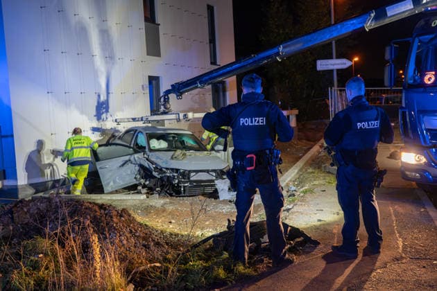 Verfolgungsjagd endet mit Unfall Audi A3 und Streifenwagen schwer beschädigt mehrere Verletzte in Frankfurt In der Nacht zum Montag, 05.10.2026, gegen 02:30 Uhr, kam es in Frankfurt am Main, Stadtteil Bergen-Enkheim, zu einer Flucht vor der Polizei mit anschließender Kollision. Ein 17-Jähriger ignorierte Anhaltesignale auf der Borsigallee und flüchtete über An der Leuchte in die Barbarossastraße , wo er mit einem Funkstreifenwagen kollidierte. Vier Personen wurden leicht verletzt, an beiden Fahrzeugen entstand Totalschaden. Die Polizei ermittelt wegen Gefährdung des Straßenverkehrs, unerlaubtem Entfernen vom Unfallort und Fahren ohne Fahrerlaubnis. Frankfurt am Main Bergen-Enkheimm Hessen Deutschland