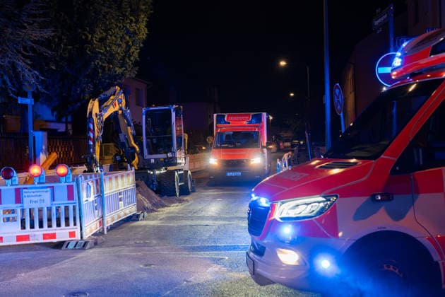 Verfolgungsjagd endet mit Unfall Audi A3 und Streifenwagen schwer beschädigt mehrere Verletzte in Frankfurt In der Nacht zum Montag, 05.10.2026, gegen 02:30 Uhr, kam es in Frankfurt am Main, Stadtteil Bergen-Enkheim, zu einer Flucht vor der Polizei mit anschließender Kollision. Ein 17-Jähriger ignorierte Anhaltesignale auf der Borsigallee und flüchtete über An der Leuchte in die Barbarossastraße , wo er mit einem Funkstreifenwagen kollidierte. Vier Personen wurden leicht verletzt, an beiden Fahrzeugen entstand Totalschaden. Die Polizei ermittelt wegen Gefährdung des Straßenverkehrs, unerlaubtem Entfernen vom Unfallort und Fahren ohne Fahrerlaubnis. Frankfurt am Main Bergen-Enkheimm Hessen Deutschland