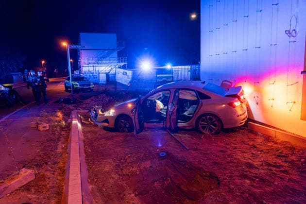 Verfolgungsjagd endet mit Unfall Audi A3 und Streifenwagen schwer beschädigt mehrere Verletzte in Frankfurt In der Nacht zum Montag, 05.10.2026, gegen 02:30 Uhr, kam es in Frankfurt am Main, Stadtteil Bergen-Enkheim, zu einer Flucht vor der Polizei mit anschließender Kollision. Ein 17-Jähriger ignorierte Anhaltesignale auf der Borsigallee und flüchtete über An der Leuchte in die Barbarossastraße , wo er mit einem Funkstreifenwagen kollidierte. Vier Personen wurden leicht verletzt, an beiden Fahrzeugen entstand Totalschaden. Die Polizei ermittelt wegen Gefährdung des Straßenverkehrs, unerlaubtem Entfernen vom Unfallort und Fahren ohne Fahrerlaubnis. Frankfurt am Main Bergen-Enkheimm Hessen Deutschland