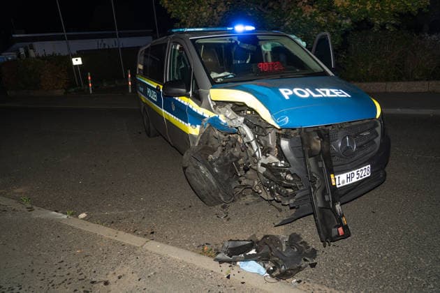 Verfolgungsjagd endet mit Unfall Audi A3 und Streifenwagen schwer beschädigt mehrere Verletzte in Frankfurt In der Nacht zum Montag, 05.10.2026, gegen 02:30 Uhr, kam es in Frankfurt am Main, Stadtteil Bergen-Enkheim, zu einer Flucht vor der Polizei mit anschließender Kollision. Ein 17-Jähriger ignorierte Anhaltesignale auf der Borsigallee und flüchtete über An der Leuchte in die Barbarossastraße , wo er mit einem Funkstreifenwagen kollidierte. Vier Personen wurden leicht verletzt, an beiden Fahrzeugen entstand Totalschaden. Die Polizei ermittelt wegen Gefährdung des Straßenverkehrs, unerlaubtem Entfernen vom Unfallort und Fahren ohne Fahrerlaubnis. Frankfurt am Main Bergen-Enkheimm Hessen Deutschland