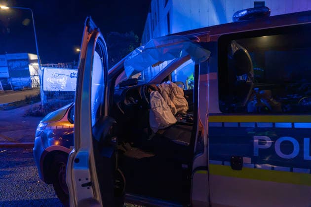 Verfolgungsjagd endet mit Unfall Audi A3 und Streifenwagen schwer beschädigt mehrere Verletzte in Frankfurt In der Nacht zum Montag, 05.10.2026, gegen 02:30 Uhr, kam es in Frankfurt am Main, Stadtteil Bergen-Enkheim, zu einer Flucht vor der Polizei mit anschließender Kollision. Ein 17-Jähriger ignorierte Anhaltesignale auf der Borsigallee und flüchtete über An der Leuchte in die Barbarossastraße , wo er mit einem Funkstreifenwagen kollidierte. Vier Personen wurden leicht verletzt, an beiden Fahrzeugen entstand Totalschaden. Die Polizei ermittelt wegen Gefährdung des Straßenverkehrs, unerlaubtem Entfernen vom Unfallort und Fahren ohne Fahrerlaubnis. Frankfurt am Main Bergen-Enkheimm Hessen Deutschland