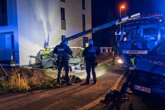 Verfolgungsjagd endet mit Unfall Audi A3 und Streifenwagen schwer beschädigt mehrere Verletzte in Frankfurt In der Nacht zum Montag, 05.10.2026, gegen 02:30 Uhr, kam es in Frankfurt am Main, Stadtteil Bergen-Enkheim, zu einer Flucht vor der Polizei mit anschließender Kollision. Ein 17-Jähriger ignorierte Anhaltesignale auf der Borsigallee und flüchtete über An der Leuchte in die Barbarossastraße , wo er mit einem Funkstreifenwagen kollidierte. Vier Personen wurden leicht verletzt, an beiden Fahrzeugen entstand Totalschaden. Die Polizei ermittelt wegen Gefährdung des Straßenverkehrs, unerlaubtem Entfernen vom Unfallort und Fahren ohne Fahrerlaubnis. Frankfurt am Main Bergen-Enkheimm Hessen Deutschland