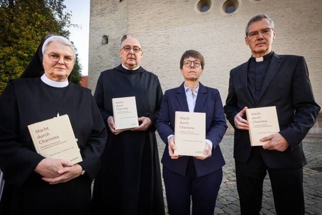 Sr. Maria Cordis Reiker, Generaloberin der Thuiner Franziskanerinnen (v.l.n.r.), Bischof Dominicus Meier, Bischof von Osnabrueck (Osnabrück), Beate Gilles, Generalsekretaerin der Deutschen Bischofskonferenz, und Bischof Heiner Wilmer, Bischof von Muenster (Münster) und Vorsitzender der katholischen Deutschen Bischofskonferenz, halten waehrend eines Gruppenfotos die Studie Macht durch Charisma. Geistlicher Missbrauch in Geistlichen Gemeinschaften der Muensteraner Theologen Judith Koenemann und Bernhard Frings, am Rande einer Pressekonferenz der Bistuemer Muenster (Münster) und Osnabrueck (Osnabrück) sowie der Deutschen Bischofskonferenz und Thuiner Franziskanerinnen am 5. Oktober 2026 in Muenster (Münster) (Foto vom 05.10.2026). (Sieh Copyright: epd-bild DetlefxHeese epd-Missbrauch-MS-1591