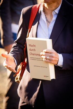 Beate Gilles, Generalsekretaerin der Deutschen Bischofskonferenz, traegt die Studie Macht durch Charisma. Geistlicher Missbrauch in Geistlichen Gemeinschaften der Muensteraner Theologen Judith Koenemann und Bernhard Frings, am Rande einer Pressekonferenz der Bistuemer Muenster (Münster) und Osnabrueck (Osnabrück) sowie der Deutschen Bischofskonferenz und Thuiner Franziskanerinnen am 5. Oktober 2026 in Muenster (Münster) (Foto vom 05.10.2026). (Siehe epd-Meldungen vom 05.10.2026) EDITORIAL USE ONLY