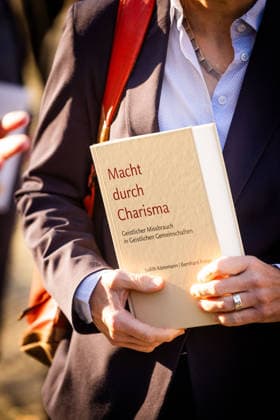 Beate Gilles, Generalsekretaerin der Deutschen Bischofskonferenz, traegt die Studie Macht durch Charisma. Geistlicher Missbrauch in Geistlichen Gemeinschaften der Muensteraner Theologen Judith Koenemann und Bernhard Frings, am Rande einer Pressekonferenz der Bistuemer Muenster (Münster) und Osnabrueck (Osnabrück) sowie der Deutschen Bischofskonferenz und Thuiner Franziskanerinnen am 5. Oktober 2026 in Muenster (Münster) (Foto vom 05.10.2026). (Siehe epd-Meldungen vom 05.10.2026) EDITORIAL USE ONLY