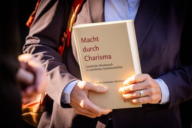 Beate Gilles, Generalsekretaerin der Deutschen Bischofskonferenz, traegt die Studie Macht durch Charisma. Geistlicher Missbrauch in Geistlichen Gemeinschaften der Muensteraner Theologen Judith Koenemann und Bernhard Frings, am Rande einer Pressekonferenz der Bistuemer Muenster (Münster) und Osnabrueck (Osnabrück) sowie der Deutschen Bischofskonferenz und Thuiner Franziskanerinnen am 5. Oktober 2026 in Muenster (Münster) (Foto vom 05.10.2026). (Siehe epd-Meldungen vom 05.10.2026) EDITORIAL USE ONLY