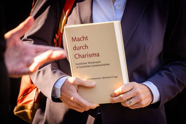 Beate Gilles, Generalsekretaerin der Deutschen Bischofskonferenz, traegt die Studie Macht durch Charisma. Geistlicher Missbrauch in Geistlichen Gemeinschaften der Muensteraner Theologen Judith Koenemann und Bernhard Frings, am Rande einer Pressekonferenz der Bistuemer Muenster (Münster) und Osnabrueck (Osnabrück) sowie der Deutschen Bischofskonferenz und Thuiner Franziskanerinnen am 5. Oktober 2026 in Muenster (Münster) (Foto vom 05.10.2026). (Siehe epd-Meldungen vom 05.10.2026) EDITORIAL USE ONLY