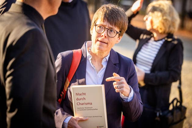 Beate Gilles, Generalsekretaerin der Deutschen Bischofskonferenz, traegt die Studie Macht durch Charisma. Geistlicher Missbrauch in Geistlichen Gemeinschaften der Muensteraner Theologen Judith Koenemann und Bernhard Frings, am Rande einer Pressekonferenz der Bistuemer Muenster (Münster) und Osnabrueck (Osnabrück) sowie der Deutschen Bischofskonferenz und Thuiner Franziskanerinnen am 5. Oktober 2026 in Muenster (Münster) (Foto vom 05.10.2026). (Siehe epd-Meldungen vom 05.10.2026) EDITORIAL USE ONLY