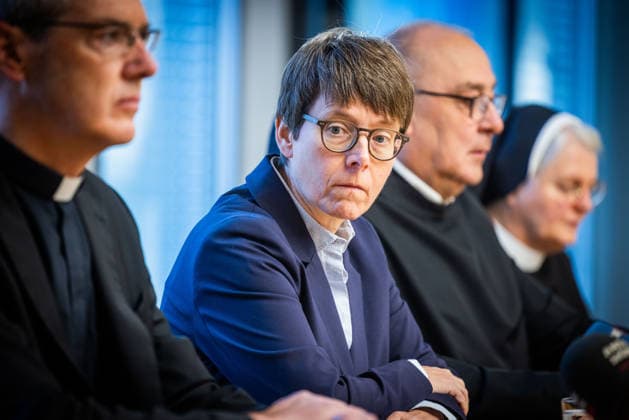 Bischof Heiner Wilmer, Bischof von Muenster und Vorsitzender der katholischen Deutschen Bischofskonferenz (v.l.n.r.), Beate Gilles, Generalsekretaerin der Deutschen Bischofskonferenz, Bischof Dominicus Meier, Bischof von Osnabrueck, und Sr. Maria Cordis Reiker, Generaloberin der Thuiner Franziskanerinnen, waehrend einer Pressekonferenz der Bistuemer Muenster (Münster) und Osnabrueck (Osnabrück) sowie der Deutschen Bischofskonferenz und Thuiner Franziskanerinnen zu den Ergebnissen einer Studie ueber geistlichen Missbrauch in katholischen geistlichen Gemeinschaften am 5. Oktober 2026 in Muenster (Münster) (Foto vom 05.10.2026). (Siehe epd-Meldungen vom 05.10.2026) EDITORIAL USE ONLY