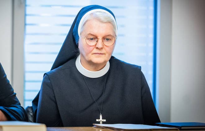 Sr. Maria Cordis Reiker, Generaloberin der Thuiner Franziskanerinnen, waehrend einer Pressekonferenz der Bistuemer Muenster (Münster) und Osnabrueck (Osnabrück) sowie der Deutschen Bischofskonferenz und Thuiner Franziskanerinnen zu den Ergebnissen einer Studie ueber geistlichen Missbrauch in katholischen geistlichen Gemeinschaften am 5. Oktober 2026 in Muenster (Münster) (Foto vom 05.10.2026). (Siehe epd-Meldungen vom 05.10.2026) EDITORIAL USE ONLY