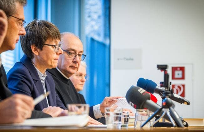 Bischof Heiner Wilmer, Bischof von Muenster und Vorsitzender der katholischen Deutschen Bischofskonferenz (v.l.n.r.), Beate Gilles, Generalsekretaerin der Deutschen Bischofskonferenz, Bischof Dominicus Meier, Bischof von Osnabrueck, und Sr. Maria Cordis Reiker, Generaloberin der Thuiner Franziskanerinnen, waehrend einer Pressekonferenz der Bistuemer Muenster (Münster) und Osnabrueck (Osnabrück) sowie der Deutschen Bischofskonferenz und Thuiner Franziskanerinnen zu den Ergebnissen einer Studie ueber geistlichen Missbrauch in katholischen geistlichen Gemeinschaften am 5. Oktober 2026 in Muenster (Münster) (Foto vom 05.10.2026). (Siehe epd-Meldungen vom 05.10.2026) EDITORIAL USE ONLY