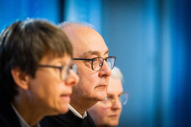 Beate Gilles, Generalsekretaerin der Deutschen Bischofskonferenz (v.l.n.r.), Bischof Dominicus Meier, Bischof von Osnabrueck, und Sr. Maria Cordis Reiker, Generaloberin der Thuiner Franziskanerinnen, waehrend einer Pressekonferenz der Bistuemer Muenster (Münster) und Osnabrueck (Osnabrück) sowie der Deutschen Bischofskonferenz und Thuiner Franziskanerinnen zu den Ergebnissen einer Studie ueber geistlichen Missbrauch in katholischen geistlichen Gemeinschaften am 5. Oktober 2026 in Muenster (Münster) (Foto vom 05.10.2026). (Siehe epd-Meldungen vom 05.10.2026) EDITORIAL USE ONLY