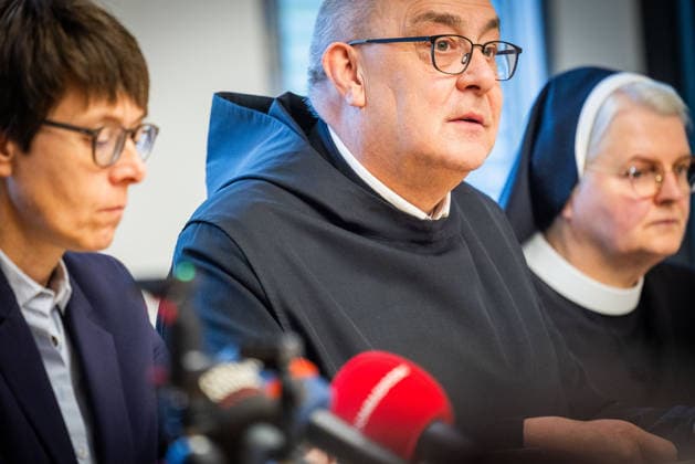 Beate Gilles, Generalsekretaerin der Deutschen Bischofskonferenz (v.l.n.r.), Bischof Dominicus Meier, Bischof von Osnabrueck, und Sr. Maria Cordis Reiker, Generaloberin der Thuiner Franziskanerinnen, waehrend einer Pressekonferenz der Bistuemer Muenster (Münster) und Osnabrueck (Osnabrück) sowie der Deutschen Bischofskonferenz und Thuiner Franziskanerinnen zu den Ergebnissen einer Studie ueber geistlichen Missbrauch in katholischen geistlichen Gemeinschaften am 5. Oktober 2026 in Muenster (Münster) (Foto vom 05.10.2026). (Siehe epd-Meldungen vom 05.10.2026) EDITORIAL USE ONLY