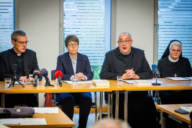 Bischof Heiner Wilmer, Bischof von Muenster und Vorsitzender der katholischen Deutschen Bischofskonferenz (v.l.n.r.), Beate Gilles, Generalsekretaerin der Deutschen Bischofskonferenz, Bischof Dominicus Meier, Bischof von Osnabrueck, und Sr. Maria Cordis Reiker, Generaloberin der Thuiner Franziskanerinnen, waehrend einer Pressekonferenz der Bistuemer Muenster (Münster) und Osnabrueck (Osnabrück) sowie der Deutschen Bischofskonferenz und Thuiner Franziskanerinnen zu den Ergebnissen einer Studie ueber geistlichen Missbrauch in katholischen geistlichen Gemeinschaften am 5. Oktober 2026 in Muenster (Münster) (Foto vom 05.10.2026). (Siehe epd-Meldungen vom 05.10.2026) EDITORIAL USE ONLY