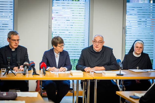 Bischof Heiner Wilmer, Bischof von Muenster und Vorsitzender der katholischen Deutschen Bischofskonferenz (v.l.n.r.), Beate Gilles, Generalsekretaerin der Deutschen Bischofskonferenz, Bischof Dominicus Meier, Bischof von Osnabrueck, und Sr. Maria Cordis Reiker, Generaloberin der Thuiner Franziskanerinnen, waehrend einer Pressekonferenz der Bistuemer Muenster (Münster) und Osnabrueck (Osnabrück) sowie der Deutschen Bischofskonferenz und Thuiner Franziskanerinnen zu den Ergebnissen einer Studie ueber geistlichen Missbrauch in katholischen geistlichen Gemeinschaften am 5. Oktober 2026 in Muenster (Münster) (Foto vom 05.10.2026). (Siehe epd-Meldungen vom 05.10.2026) EDITORIAL USE ONLY