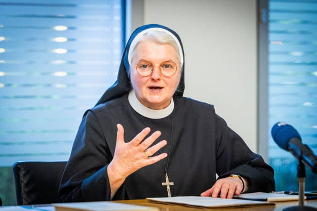 Sr. Maria Cordis Reiker, Generaloberin der Thuiner Franziskanerinnen, waehrend einer Pressekonferenz der Bistuemer Muenster (Münster) und Osnabrueck (Osnabrück) sowie der Deutschen Bischofskonferenz und Thuiner Franziskanerinnen zu den Ergebnissen einer Studie ueber geistlichen Missbrauch in katholischen geistlichen Gemeinschaften am 5. Oktober 2026 in Muenster (Münster) (Foto vom 05.10.2026). (Siehe epd-Meldungen vom 05.10.2026) EDITORIAL USE ONLY