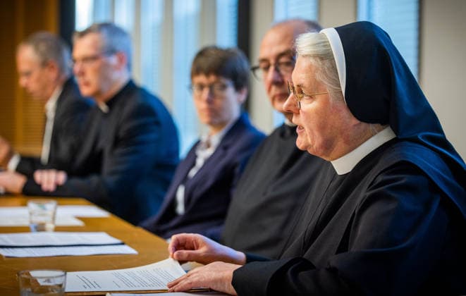 Bischof Heiner Wilmer, Bischof von Muenster und Vorsitzender der katholischen Deutschen Bischofskonferenz (v.2.l.n.r.), Beate Gilles, Generalsekretaerin der Deutschen Bischofskonferenz, Bischof Dominicus Meier, Bischof von Osnabrueck, und Sr. Maria Cordis Reiker, Generaloberin der Thuiner Franziskanerinnen, waehrend einer Pressekonferenz der Bistuemer Muenster (Münster) und Osnabrueck (Osnabrück) sowie der Deutschen Bischofskonferenz und Thuiner Franziskanerinnen zu den Ergebnissen einer Studie ueber geistlichen Missbrauch in katholischen geistlichen Gemeinschaften am 5. Oktober 2026 in Muenster (Münster) (Foto vom 05.10.2026). (Siehe epd-Meldungen vom 05.10.2026) EDITORIAL USE ONLY
