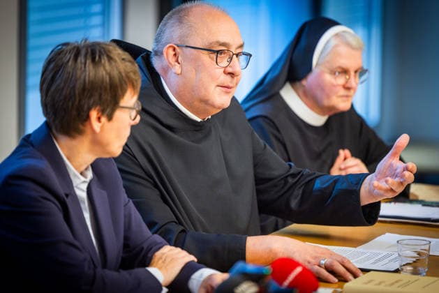 Beate Gilles, Generalsekretaerin der Deutschen Bischofskonferenz (v.l.n.r.), Bischof Dominicus Meier, Bischof von Osnabrueck, und Sr. Maria Cordis Reiker, Generaloberin der Thuiner Franziskanerinnen, waehrend einer Pressekonferenz der Bistuemer Muenster (Münster) und Osnabrueck (Osnabrück) sowie der Deutschen Bischofskonferenz und Thuiner Franziskanerinnen zu den Ergebnissen einer Studie ueber geistlichen Missbrauch in katholischen geistlichen Gemeinschaften am 5. Oktober 2026 in Muenster (Münster) (Foto vom 05.10.2026). (Siehe epd-Meldungen vom 05.10.2026) EDITORIAL USE ONLY