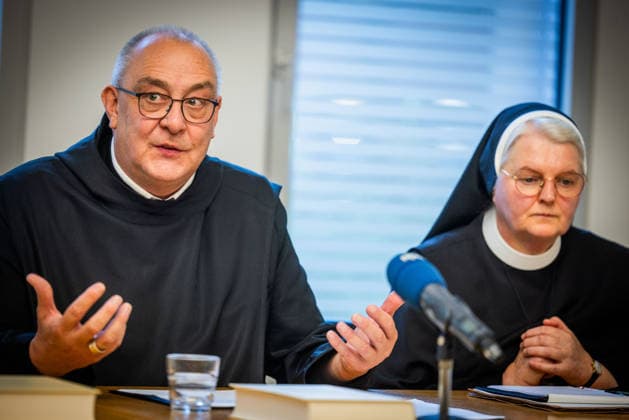 Bischof Dominicus Meier (l), Bischof von Osnabrueck, und Sr. Maria Cordis Reiker, Generaloberin der Thuiner Franziskanerinnen, waehrend einer Pressekonferenz der Bistuemer Muenster (Münster) und Osnabrueck (Osnabrück) sowie der Deutschen Bischofskonferenz und Thuiner Franziskanerinnen zu den Ergebnissen einer Studie ueber geistlichen Missbrauch in katholischen geistlichen Gemeinschaften am 5. Oktober 2026 in Muenster (Münster) (Foto vom 05.10.2026). (Siehe epd-Meldungen vom 05.10.2026) EDITORIAL USE ONLY