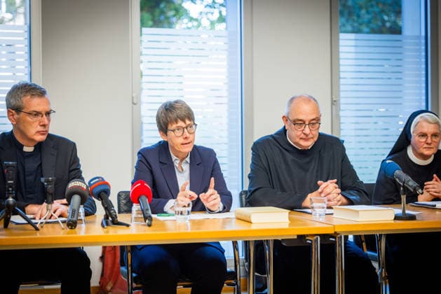 Bischof Heiner Wilmer, Bischof von Muenster und Vorsitzender der katholischen Deutschen Bischofskonferenz (v.l.n.r.), Beate Gilles, Generalsekretaerin der Deutschen Bischofskonferenz, Bischof Dominicus Meier, Bischof von Osnabrueck, und Sr. Maria Cordis Reiker, Generaloberin der Thuiner Franziskanerinnen, waehrend einer Pressekonferenz der Bistuemer Muenster (Münster) und Osnabrueck (Osnabrück) sowie der Deutschen Bischofskonferenz und Thuiner Franziskanerinnen zu den Ergebnissen einer Studie ueber geistlichen Missbrauch in katholischen geistlichen Gemeinschaften am 5. Oktober 2026 in Muenster (Münster) (Foto vom 05.10.2026). (Siehe epd-Meldungen vom 05.10.2026) EDITORIAL USE ONLY