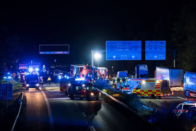 Tödlicher Unfall - Sattelzug durchbricht Leitplanke und prallt gegen Brückenpfeiler Bei einem tödlichen Verkehrsunfall auf der A67 zwischen dem Autobahndreieck Mönchhof und der Anschlussstelle Rüsselsheim-Ost starb am 05.10.2026 gegen 02:35 Uhr ein 58-jähriger Sattelzugfahrer aus Montabaur. Nach ersten Erkenntnissen der Polizei kam der Fahrer aus bislang ungeklärter Ursache nach links von der Fahrbahn ab, durchbrach die Leitplanke und prallte gegen den Pfeiler einer Schilderbrücke. Der im Führerhaus eingeklemmte Mann wurde so schwer verletzt, dass er noch an der Unfallstelle verstarb. Durch die Wucht des Aufpralls wurden Stahlrollen aus der Ladung auf die Fahrbahn und Gegenfahrbahn geschleudert, ein Transporter konnte nicht ausweic