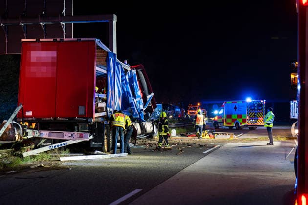 Tödlicher Unfall - Sattelzug durchbricht Leitplanke und prallt gegen Brückenpfeiler Bei einem tödlichen Verkehrsunfall auf der A67 zwischen dem Autobahndreieck Mönchhof und der Anschlussstelle Rüsselsheim-Ost starb am 05.10.2026 gegen 02:35 Uhr ein 58-jähriger Sattelzugfahrer aus Montabaur. Nach ersten Erkenntnissen der Polizei kam der Fahrer aus bislang ungeklärter Ursache nach links von der Fahrbahn ab, durchbrach die Leitplanke und prallte gegen den Pfeiler einer Schilderbrücke. Der im Führerhaus eingeklemmte Mann wurde so schwer verletzt, dass er noch an der Unfallstelle verstarb. Durch die Wucht des Aufpralls wurden Stahlrollen aus der Ladung auf die Fahrbahn und Gegenfahrbahn geschleudert, ein Transporter konnte nicht ausweic
