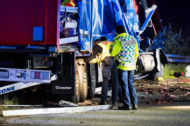 Tödlicher Unfall - Sattelzug durchbricht Leitplanke und prallt gegen Brückenpfeiler Bei einem tödlichen Verkehrsunfall auf der A67 zwischen dem Autobahndreieck Mönchhof und der Anschlussstelle Rüsselsheim-Ost starb am 05.10.2026 gegen 02:35 Uhr ein 58-jähriger Sattelzugfahrer aus Montabaur. Nach ersten Erkenntnissen der Polizei kam der Fahrer aus bislang ungeklärter Ursache nach links von der Fahrbahn ab, durchbrach die Leitplanke und prallte gegen den Pfeiler einer Schilderbrücke. Der im Führerhaus eingeklemmte Mann wurde so schwer verletzt, dass er noch an der Unfallstelle verstarb. Durch die Wucht des Aufpralls wurden Stahlrollen aus der Ladung auf die Fahrbahn und Gegenfahrbahn geschleudert, ein Transporter konnte nicht ausweic
