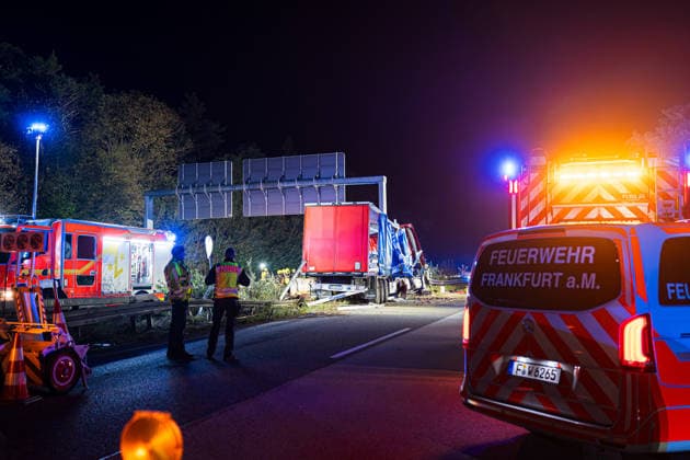 Tödlicher Unfall - Sattelzug durchbricht Leitplanke und prallt gegen Brückenpfeiler Bei einem tödlichen Verkehrsunfall auf der A67 zwischen dem Autobahndreieck Mönchhof und der Anschlussstelle Rüsselsheim-Ost starb am 05.10.2026 gegen 02:35 Uhr ein 58-jähriger Sattelzugfahrer aus Montabaur. Nach ersten Erkenntnissen der Polizei kam der Fahrer aus bislang ungeklärter Ursache nach links von der Fahrbahn ab, durchbrach die Leitplanke und prallte gegen den Pfeiler einer Schilderbrücke. Der im Führerhaus eingeklemmte Mann wurde so schwer verletzt, dass er noch an der Unfallstelle verstarb. Durch die Wucht des Aufpralls wurden Stahlrollen aus der Ladung auf die Fahrbahn und Gegenfahrbahn geschleudert, ein Transporter konnte nicht ausweic