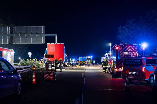 Tödlicher Unfall - Sattelzug durchbricht Leitplanke und prallt gegen Brückenpfeiler Bei einem tödlichen Verkehrsunfall auf der A67 zwischen dem Autobahndreieck Mönchhof und der Anschlussstelle Rüsselsheim-Ost starb am 05.10.2026 gegen 02:35 Uhr ein 58-jähriger Sattelzugfahrer aus Montabaur. Nach ersten Erkenntnissen der Polizei kam der Fahrer aus bislang ungeklärter Ursache nach links von der Fahrbahn ab, durchbrach die Leitplanke und prallte gegen den Pfeiler einer Schilderbrücke. Der im Führerhaus eingeklemmte Mann wurde so schwer verletzt, dass er noch an der Unfallstelle verstarb. Durch die Wucht des Aufpralls wurden Stahlrollen aus der Ladung auf die Fahrbahn und Gegenfahrbahn geschleudert, ein Transporter konnte nicht ausweic
