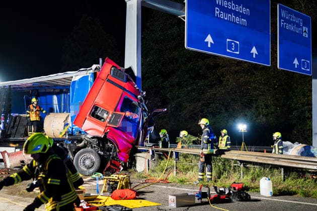 Tödlicher Unfall - Sattelzug durchbricht Leitplanke und prallt gegen Brückenpfeiler Bei einem tödlichen Verkehrsunfall auf der A67 zwischen dem Autobahndreieck Mönchhof und der Anschlussstelle Rüsselsheim-Ost starb am 05.10.2026 gegen 02:35 Uhr ein 58-jähriger Sattelzugfahrer aus Montabaur. Nach ersten Erkenntnissen der Polizei kam der Fahrer aus bislang ungeklärter Ursache nach links von der Fahrbahn ab, durchbrach die Leitplanke und prallte gegen den Pfeiler einer Schilderbrücke. Der im Führerhaus eingeklemmte Mann wurde so schwer verletzt, dass er noch an der Unfallstelle verstarb. Durch die Wucht des Aufpralls wurden Stahlrollen aus der Ladung auf die Fahrbahn und Gegenfahrbahn geschleudert, ein Transporter konnte nicht ausweic