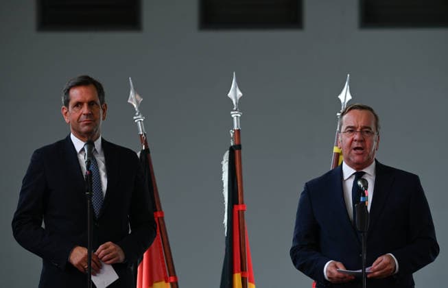 Marine bekommt neuen Hafen in Emden Boris Pistorius (SPD), Bundesminister der Verteidigung, spricht bei einer Pressekonferenz im Hauptschöpfwerk Knock, neben ihn steht Olaf Lies (SPD), Ministerpräsident von Niedersachsen. Boris Pistorius(SPD) hat heute bekannt gegeben, dass in Emden ein neuer Marinehafen entstehen soll. Die Marine soll im Zuge einer neuen Strategie aufgerüstet werden und braucht einen weiteren Hafen in der Nordsee. Emden Niedersachsen Deutschland
