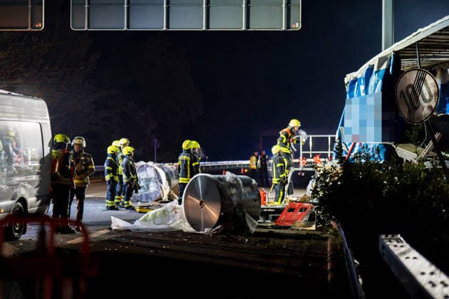 Tödlicher Unfall - Sattelzug durchbricht Leitplanke und prallt gegen Brückenpfeiler Bei einem tödlichen Verkehrsunfall auf der A67 zwischen dem Autobahndreieck Mönchhof und der Anschlussstelle Rüsselsheim-Ost starb am 05.10.2026 gegen 02:35 Uhr ein 58-jähriger Sattelzugfahrer aus Montabaur. Nach ersten Erkenntnissen der Polizei kam der Fahrer aus bislang ungeklärter Ursache nach links von der Fahrbahn ab, durchbrach die Leitplanke und prallte gegen den Pfeiler einer Schilderbrücke. Der im Führerhaus eingeklemmte Mann wurde so schwer verletzt, dass er noch an der Unfallstelle verstarb. Durch die Wucht des Aufpralls wurden Stahlrollen aus der Ladung auf die Fahrbahn und Gegenfahrbahn geschleudert, ein Transporter konnte nicht ausweic