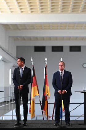 Marine bekommt neuen Hafen in Emden Boris Pistorius (SPD), Bundesminister der Verteidigung, spricht bei einer Pressekonferenz im Hauptschöpfwerk Knock, neben ihn steht Olaf Lies (SPD), Ministerpräsident von Niedersachsen. Boris Pistorius(SPD) hat heute bekannt gegeben, dass in Emden ein neuer Marinehafen entstehen soll. Die Marine soll im Zuge einer neuen Strategie aufgerüstet werden und braucht einen weiteren Hafen in der Nordsee. Emden Niedersachsen Deutschland