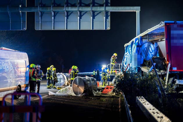 Tödlicher Unfall - Sattelzug durchbricht Leitplanke und prallt gegen Brückenpfeiler Bei einem tödlichen Verkehrsunfall auf der A67 zwischen dem Autobahndreieck Mönchhof und der Anschlussstelle Rüsselsheim-Ost starb am 05.10.2026 gegen 02:35 Uhr ein 58-jähriger Sattelzugfahrer aus Montabaur. Nach ersten Erkenntnissen der Polizei kam der Fahrer aus bislang ungeklärter Ursache nach links von der Fahrbahn ab, durchbrach die Leitplanke und prallte gegen den Pfeiler einer Schilderbrücke. Der im Führerhaus eingeklemmte Mann wurde so schwer verletzt, dass er noch an der Unfallstelle verstarb. Durch die Wucht des Aufpralls wurden Stahlrollen aus der Ladung auf die Fahrbahn und Gegenfahrbahn geschleudert, ein Transporter konnte nicht ausweic