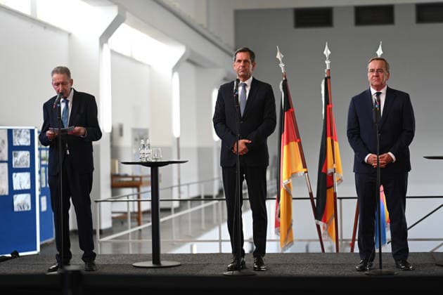 Marine bekommt neuen Hafen in Emden Boris Pistorius (SPD), Bundesminister der Verteidigung, spricht bei einer Pressekonferenz im Hauptschöpfwerk Knock, neben ihn steht Olaf Lies (SPD), Ministerpräsident von Niedersachsen. Boris Pistorius(SPD) hat heute bekannt gegeben, dass in Emden ein neuer Marinehafen entstehen soll. Die Marine soll im Zuge einer neuen Strategie aufgerüstet werden und braucht einen weiteren Hafen in der Nordsee. Emden Niedersachsen Deutschland