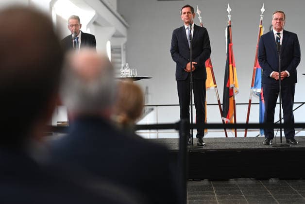 Marine bekommt neuen Hafen in Emden Boris Pistorius (SPD), Bundesminister der Verteidigung, spricht bei einer Pressekonferenz im Hauptschöpfwerk Knock, neben ihn steht Olaf Lies (SPD), Ministerpräsident von Niedersachsen. Boris Pistorius(SPD) hat heute bekannt gegeben, dass in Emden ein neuer Marinehafen entstehen soll. Die Marine soll im Zuge einer neuen Strategie aufgerüstet werden und braucht einen weiteren Hafen in der Nordsee. Emden Niedersachsen Deutschland
